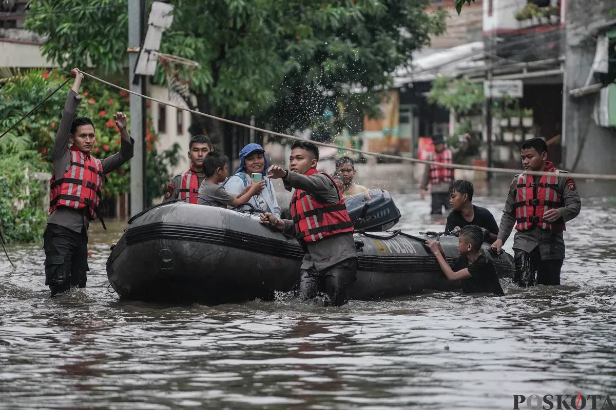 Personel polisi membantu warga saat banjir di Kompleks Polri Pondok Karya, Mampang Prapatan, Jakarta, Selasa, 18 November 2025. (Sumber: Poskota/Bilal Nugraha Ginanjar)