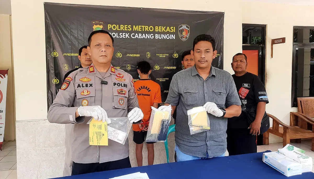 Kapolsek Cabangbungin, AKP Alex Chandra bersama jajarannya menggelar konferensi pers kasus pencurian yang dipicu sakit hati pelaku terhadap mantan kekasih. (Sumber: Istimewa)