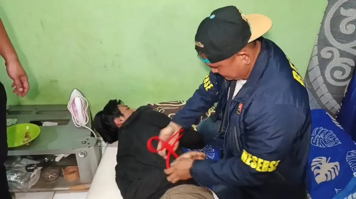 Satu pelaku begal dengan korban pasangan suami istri (pasutri) di Tambora, Jakarta Barat, dibekuk, Selasa, 19 November 2025. (Sumber: Istimewa)