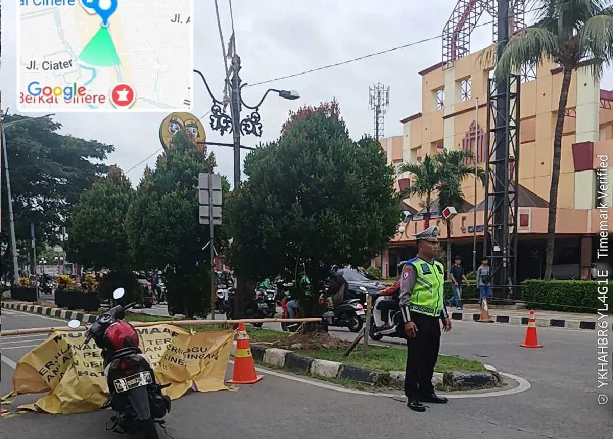 Polisi mengatur arus lalu lintas saat penerapan contraflow imbas pengerjaan perbaikan gorong-gorong di Jalan Raya Cinere. (Sumber: Istimewa)