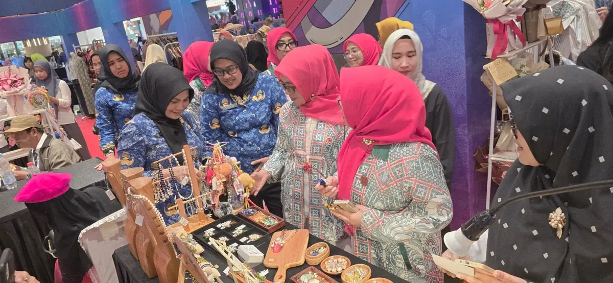 Dekranasda Kota Bekasi menggelar Pameran Dagang Lokal dan Bekasi City Fashion Movement (BCFM) 2025 di Pakuwon Mall Bekasi. (Sumber: Dok Humas Pemkot Bekasi)
