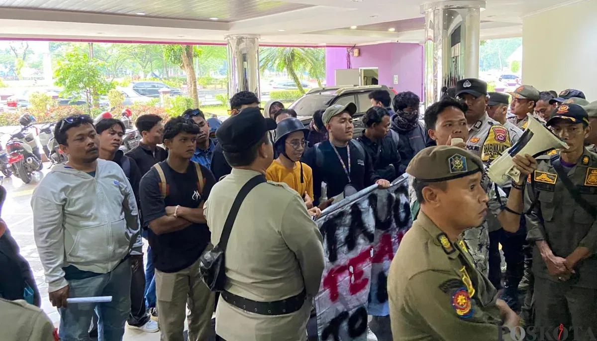 Aksi demonstrasi mahasiswa di Kantor DPRD Kabupaten Tangerang, Rabu, 19 November 2025. (Sumber: POSKOTA | Foto: Veronica Prasetio)