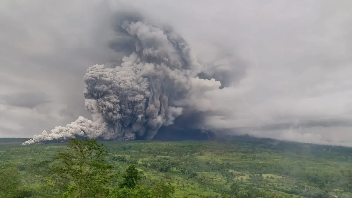 Gunung Semeru Erupsi sore ini Rabu, 19 November 2025 sekitar pukul 14.30 WIB yang menyebabkan awan panas menyembur hingga 8,5 KM (Sumber: Akun X @ElokNurie)