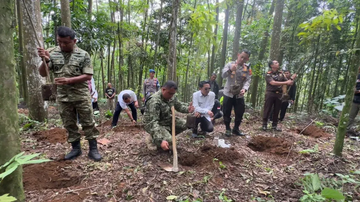 Forkopimda Kabupaten Bogor menanam pohon di hutan kota wilayah Kecamatan Megamendung. (Sumber: Dok. Pemkab Bogor)