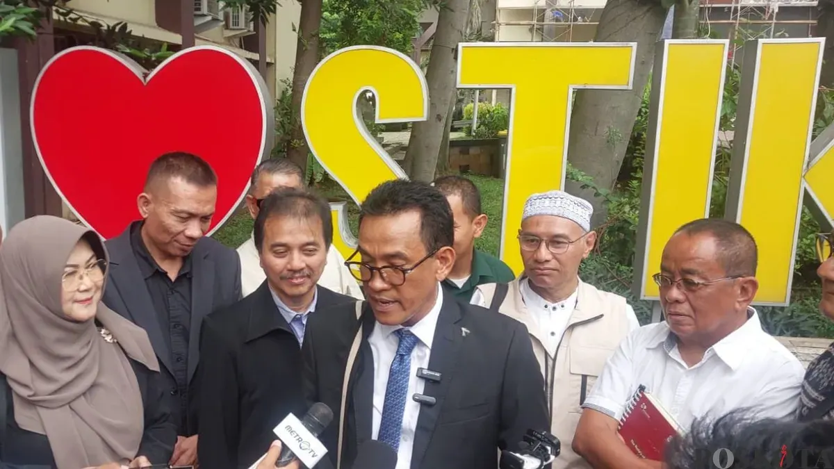 Pakar hukum tata negara Refly Harun dan para tersangka kasus tuduhan ijazah palsu Jokowi walk out dari audiensi dengan Komisi Percepatan Reformasi Polri di PTIK, Jakarta Selatan, Rabu, 19 November 2025. (Sumber: Poskota/Ali Mansur)