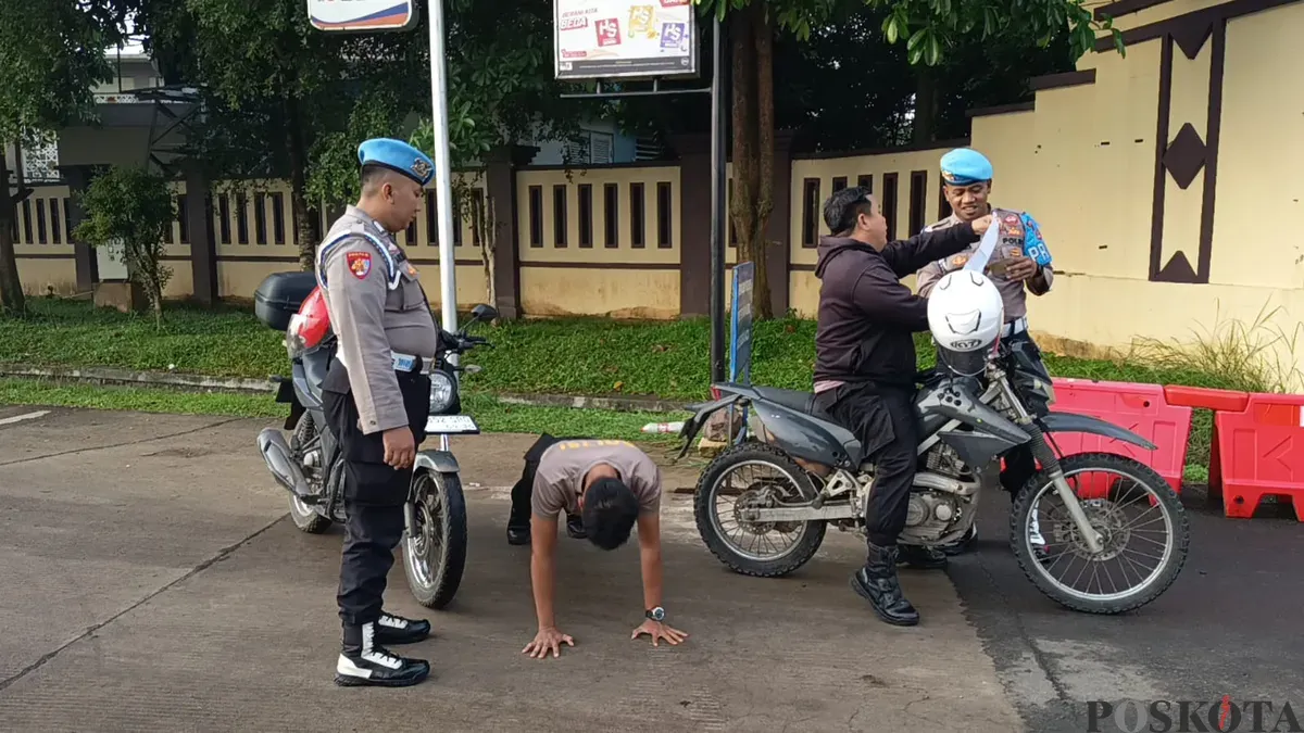 Personel Provost Polres Serang memberikan hukuman disiplin kepada anggota yang melakukan pelanggaran-pelanggaran. (Sumber: Polres Serang)