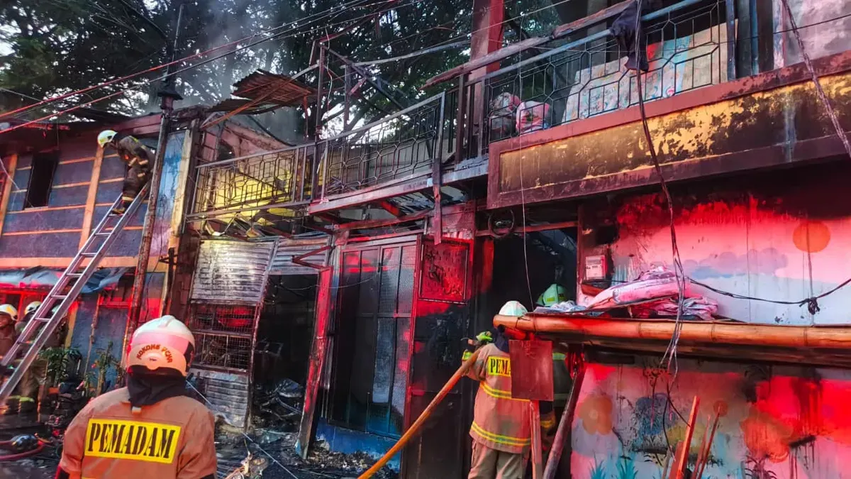 Kebakaran yang melanda kios kafe di wilayah Tamansari, Jakarta Barat. (Sumber: Istimewa)