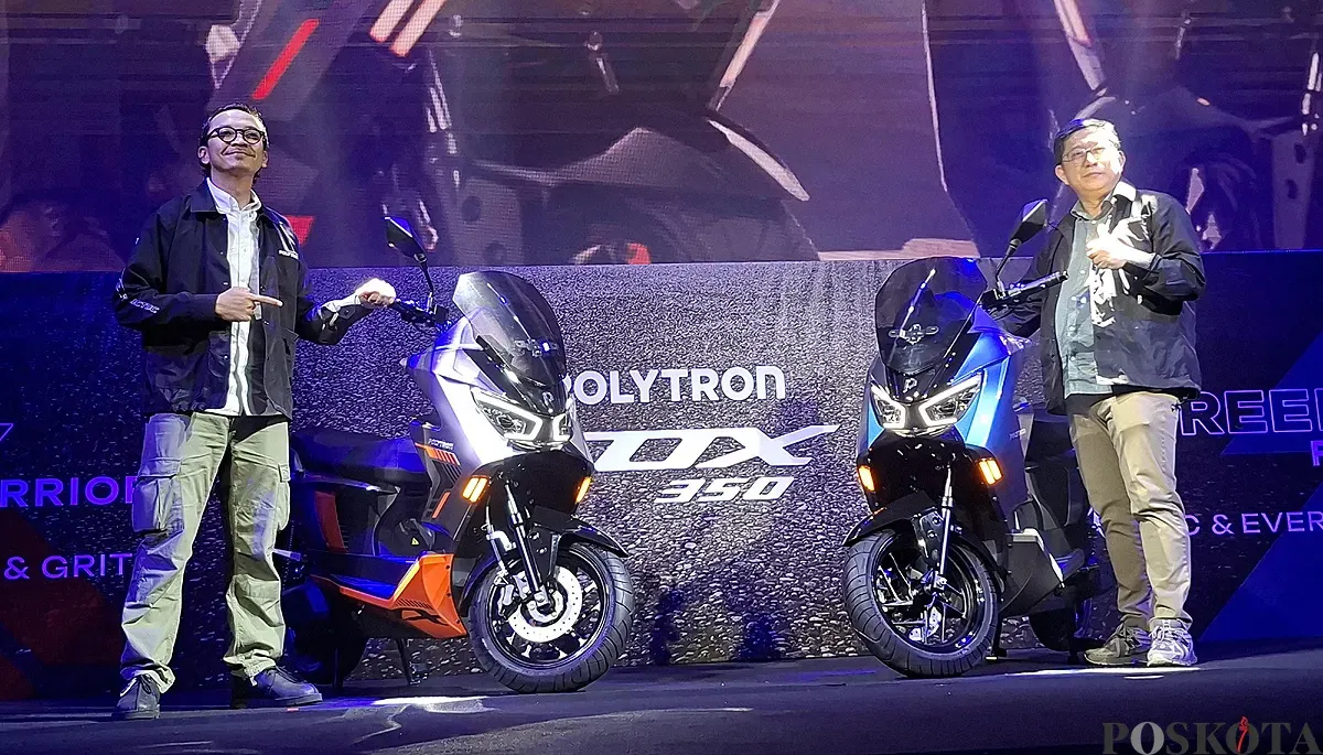 Commercial Director Polytron, Tekno Wibowo (kanan) bersama Head of Group Product EV 2-Wheelers Polytron, Ilman Fachrian Fadly saat peluncuran motor listrik FOX 350. (Sumber: POSKOTA | Foto: Angga Pahlevi)