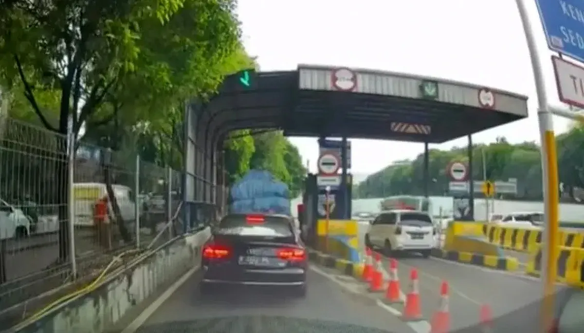 Tangkap layar mobil mewah Audi terobos tol (nebeng tol) di Gerbang Tol Ampera 1, Jakarta Selatan.