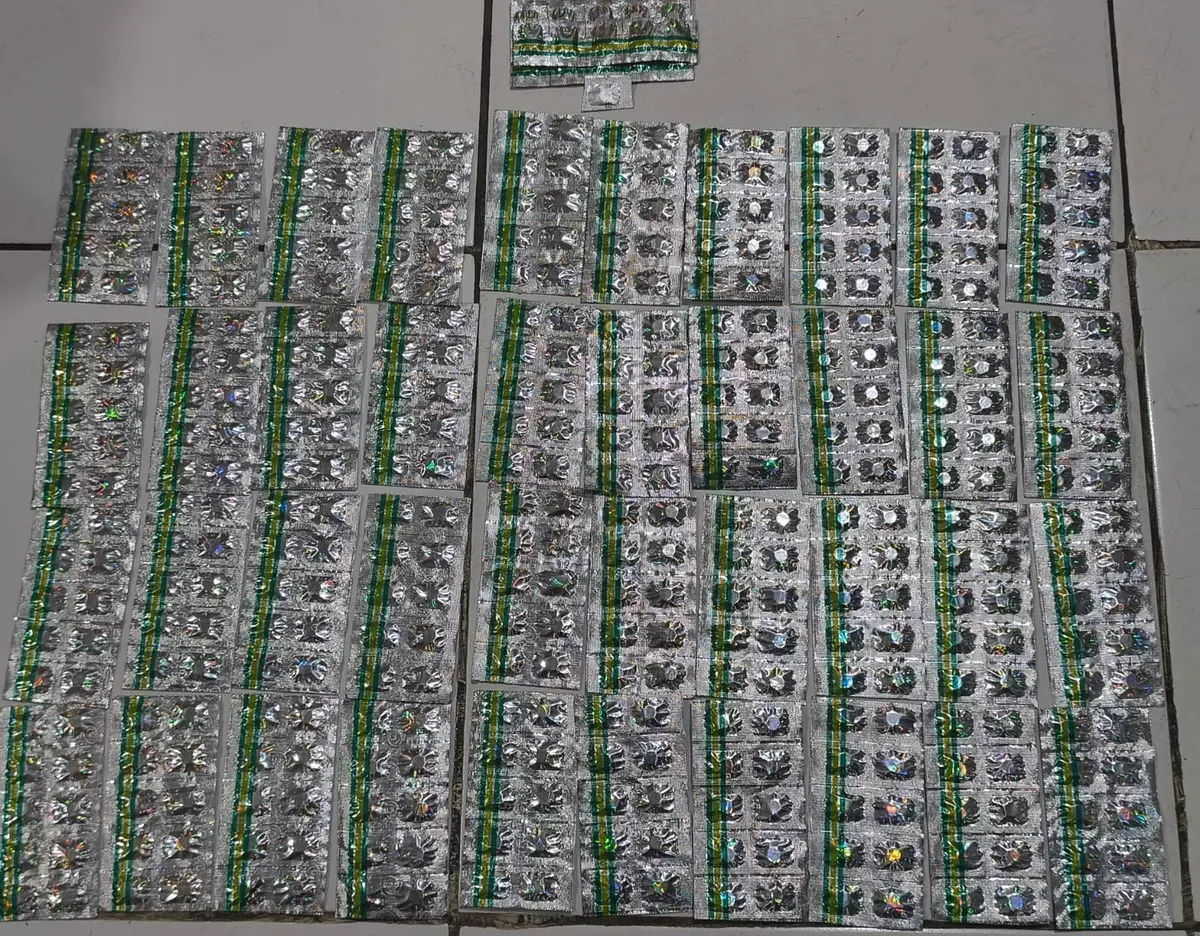 Para pelaku beserta obat-obatan daftar G yang berhasil diamankan polisi. (Sumber: Polres Metro Depok)