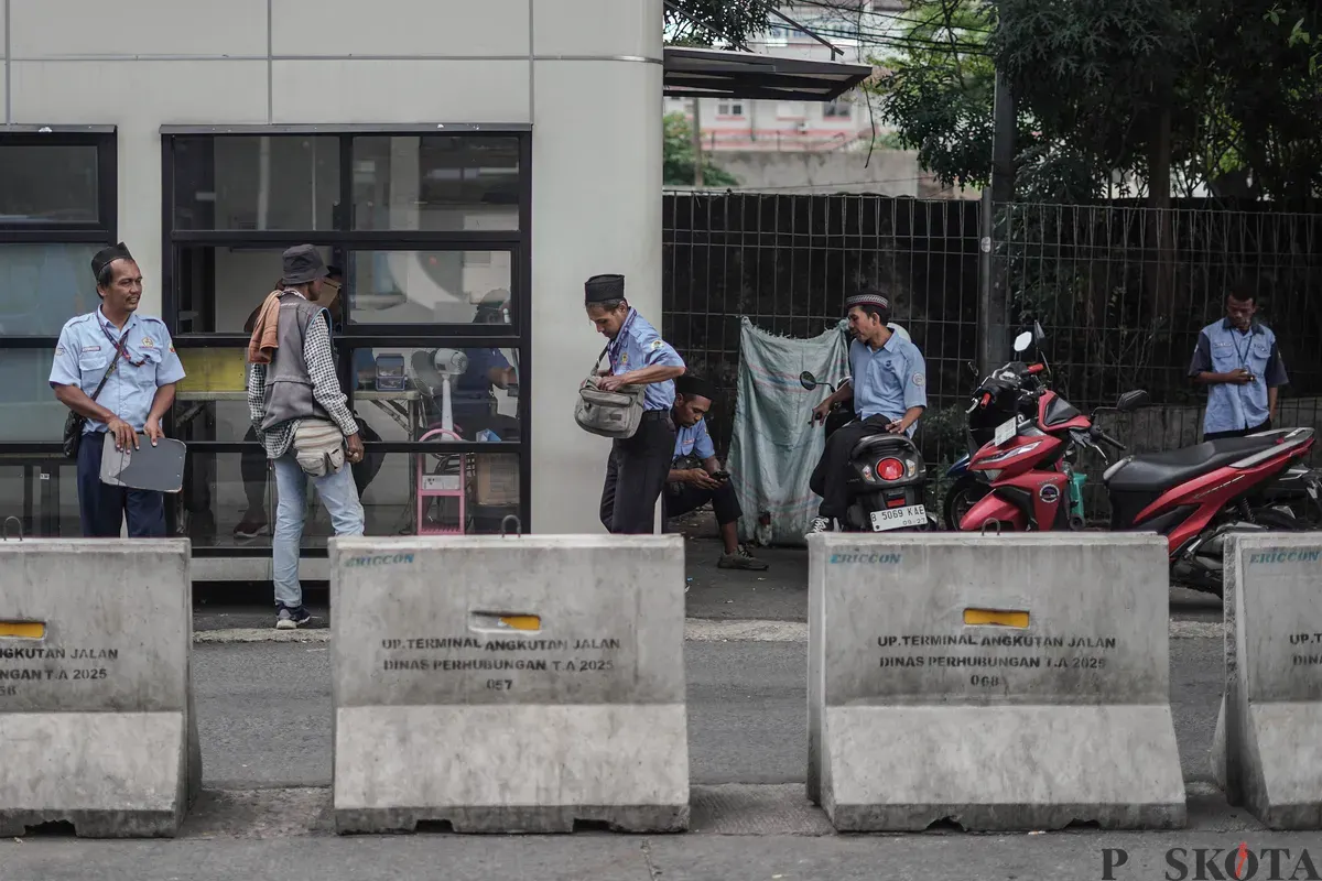 Sopir mikrotrans menunggu giliran berangkat di Terminal Kampung Melayu, Jakarta Timur, Rabu, 19 November 2025. (Sumber: Poskota/Bilal Nugraha Ginanjar)