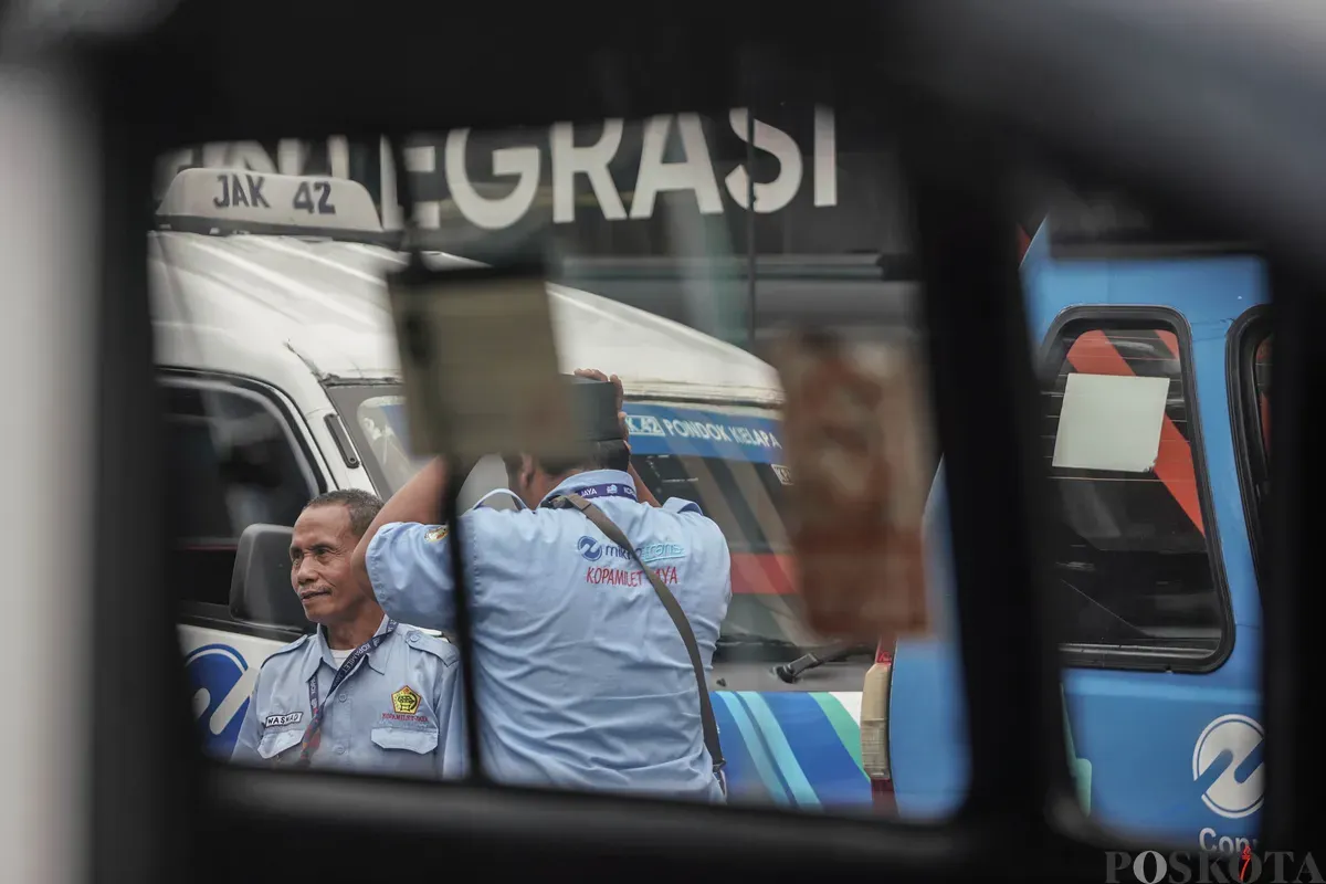 Sopir mikrotrans menunggu giliran berangkat di Terminal Kampung Melayu, Jakarta Timur, Rabu, 19 November 2025. (Sumber: Poskota/Bilal Nugraha Ginanjar)