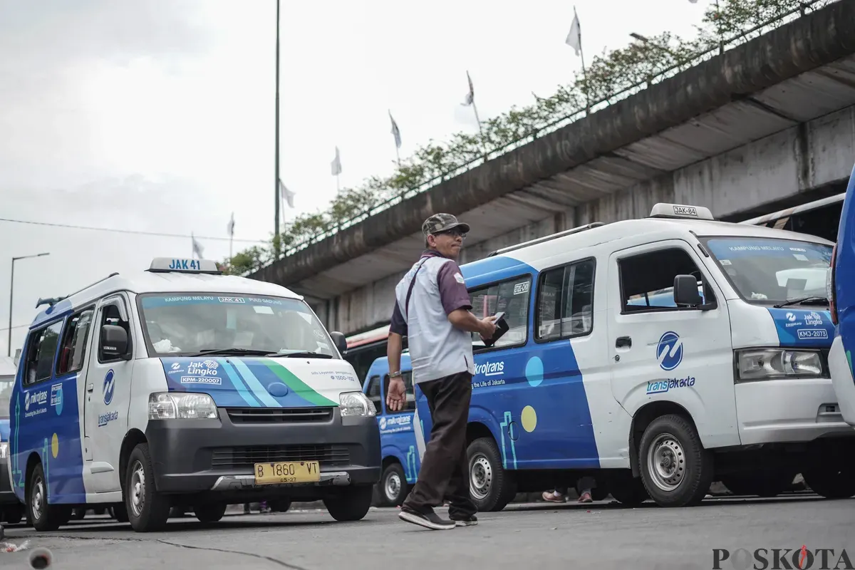 Sopir mikrotrans menunggu giliran berangkat di Terminal Kampung Melayu, Jakarta Timur, Rabu, 19 November 2025. (Sumber: Poskota/Bilal Nugraha Ginanjar)