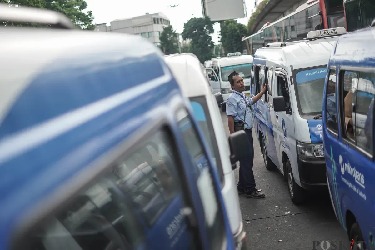Sopir mikrotrans menunggu giliran berangkat di Terminal Kampung Melayu, Jakarta Timur, Rabu, 19 November 2025. (Sumber: Poskota/Bilal Nugraha Ginanjar)
