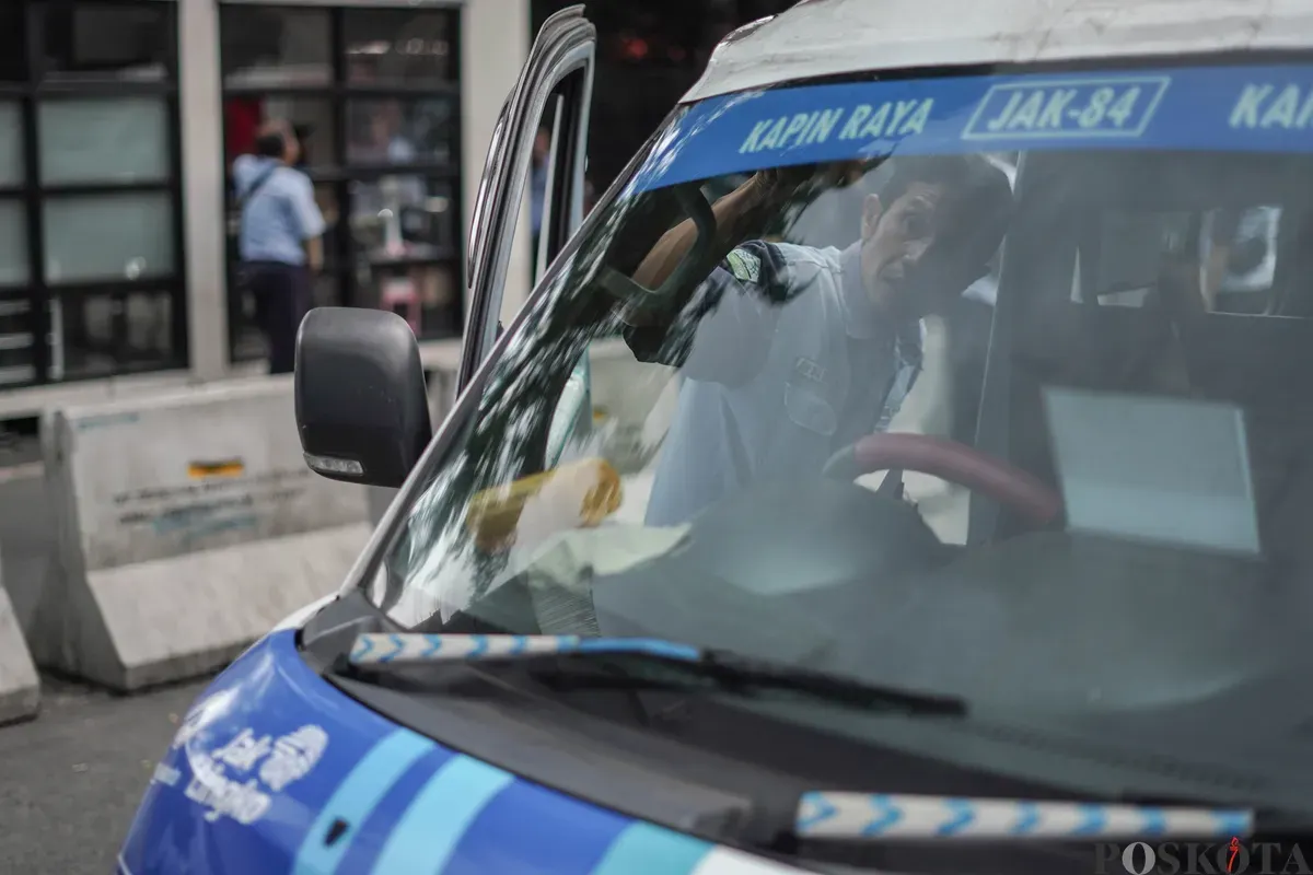 Sopir mikrotrans menunggu giliran berangkat di Terminal Kampung Melayu, Jakarta Timur, Rabu, 19 November 2025. (Sumber: Poskota/Bilal Nugraha Ginanjar)