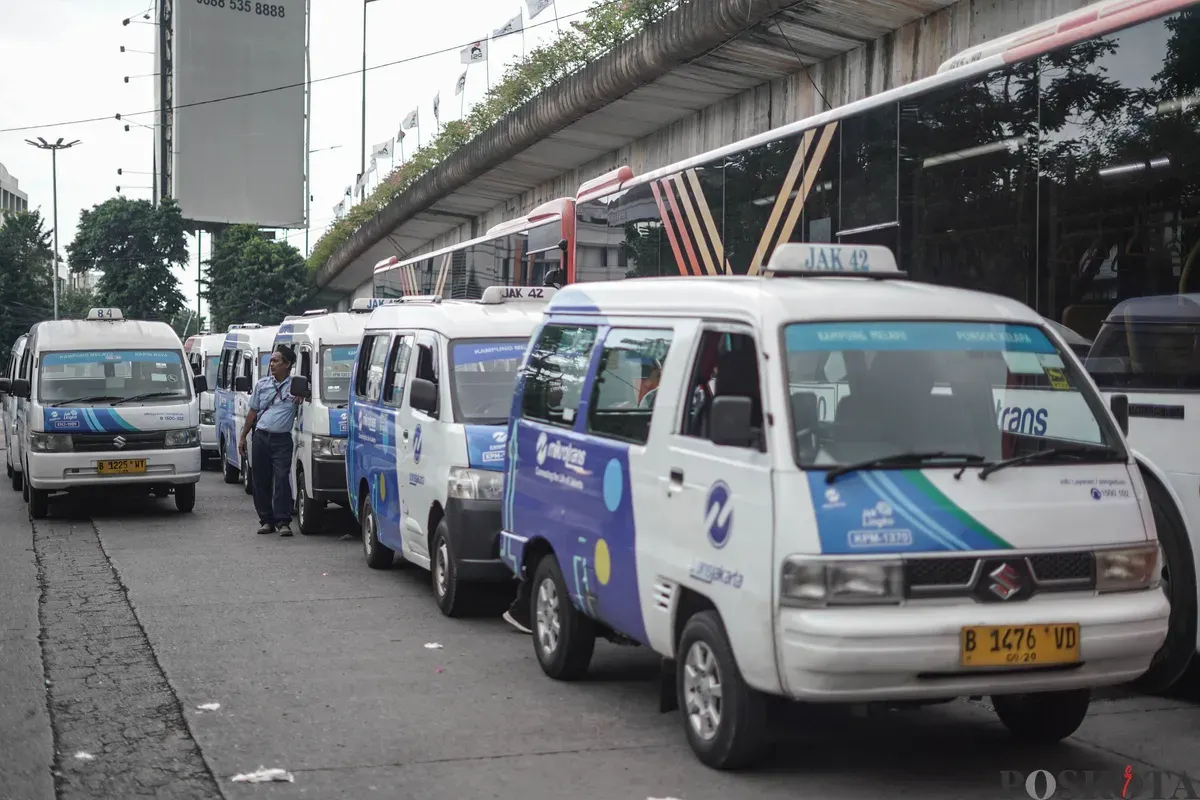 Sopir mikrotrans menunggu giliran berangkat di Terminal Kampung Melayu, Jakarta Timur, Rabu, 19 November 2025. (Sumber: Poskota/Bilal Nugraha Ginanjar)