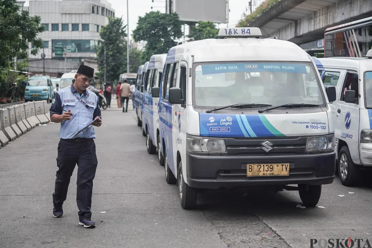 Sopir mikrotrans menunggu giliran berangkat di Terminal Kampung Melayu, Jakarta Timur, Rabu, 19 November 2025. (Sumber: Poskota/Bilal Nugraha Ginanjar)