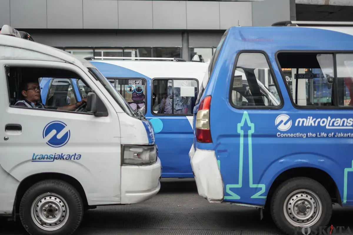Sopir mikrotrans menunggu giliran berangkat di Terminal Kampung Melayu, Jakarta Timur, Rabu, 19 November 2025. (Sumber: Poskota/Bilal Nugraha Ginanjar)