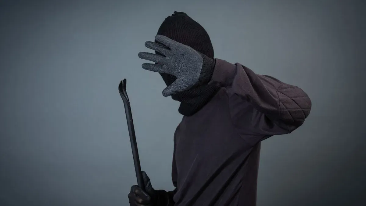 Komplotan pelaku ganjal ATM mengacungkan sajam di Kecamatan Cileungsi, Kabupaten Bogor. (Sumber: Freepik/@jcomp)