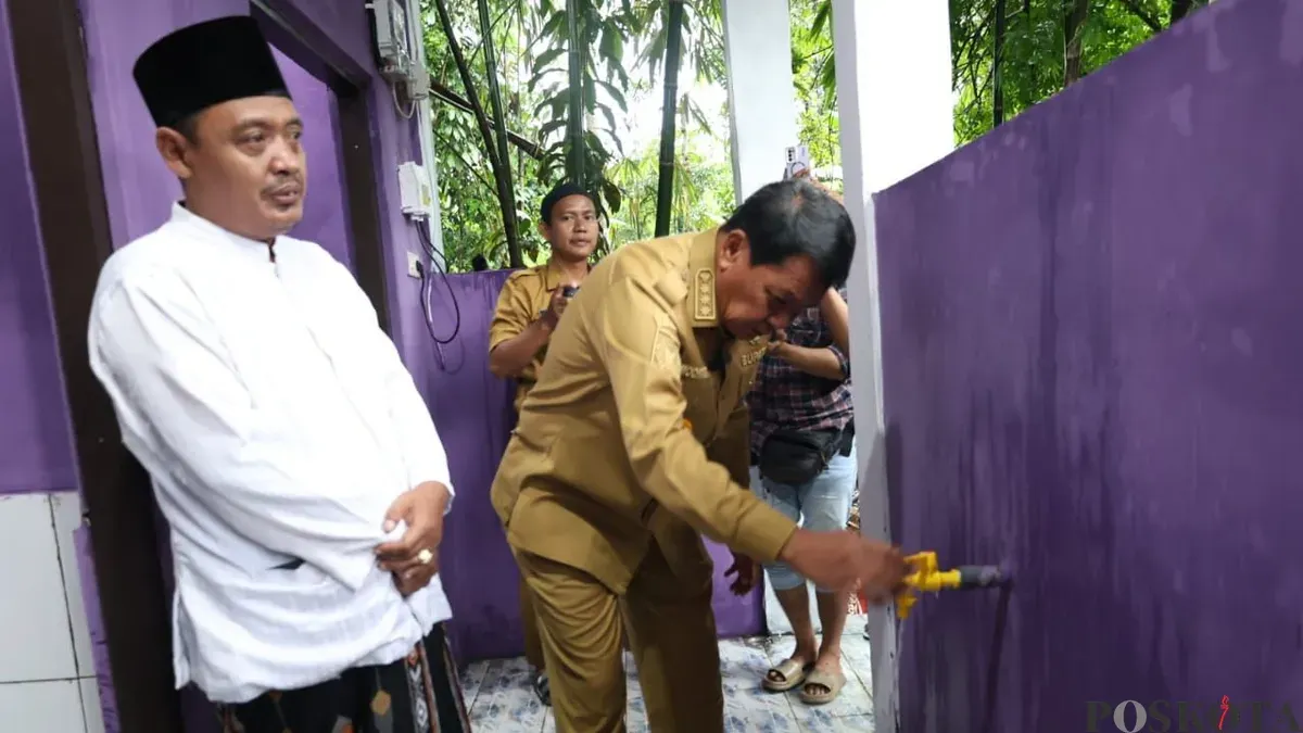 Bupati Tangerang, Maesyal Rasyid meninjau proses pembangunan sanitasi di salah sebuah pesantren di Desa Jeungjing, Kecamatan Cisoka, Rabu, 19 November 2025. (Sumber: Poskota/Veronica Prasetio)