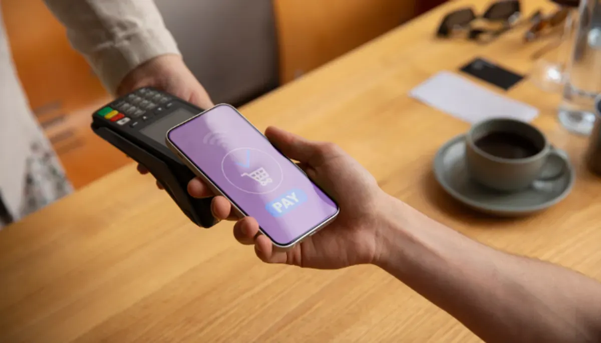 Ilustrasi - Transaksi jadi lebih instan dengan QRIS Tap. Ketahui cara pakai, daftar bank dan dompet digital yang mendukung. (Sumber: Freepik)