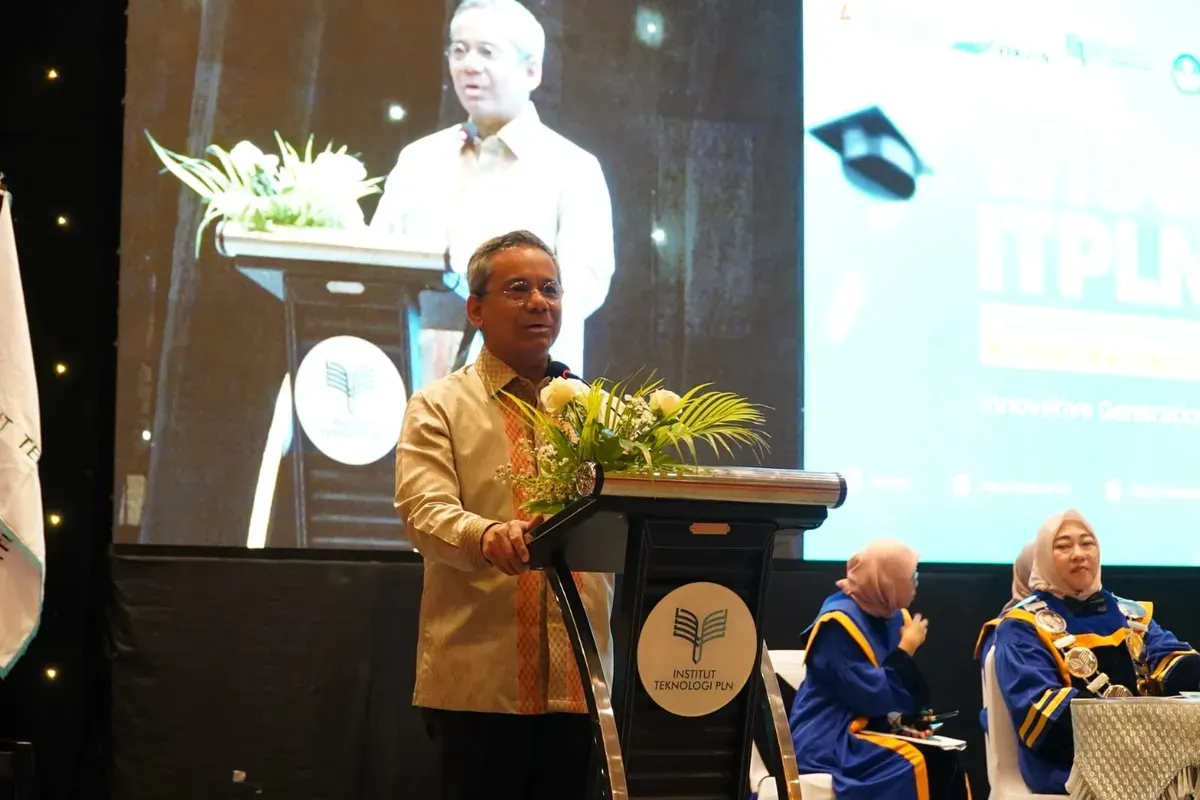 Wamenkeu saat Orasi Ilmiah Wisuda ke-47 ITPLN bertajuk “Menuju Indonesia Tangguh melalui Ketahanan Energi”, di Sasana Kriya, TMII, Jakarta, Selasa, 18 November 2025. (Sumber: Istimewa)