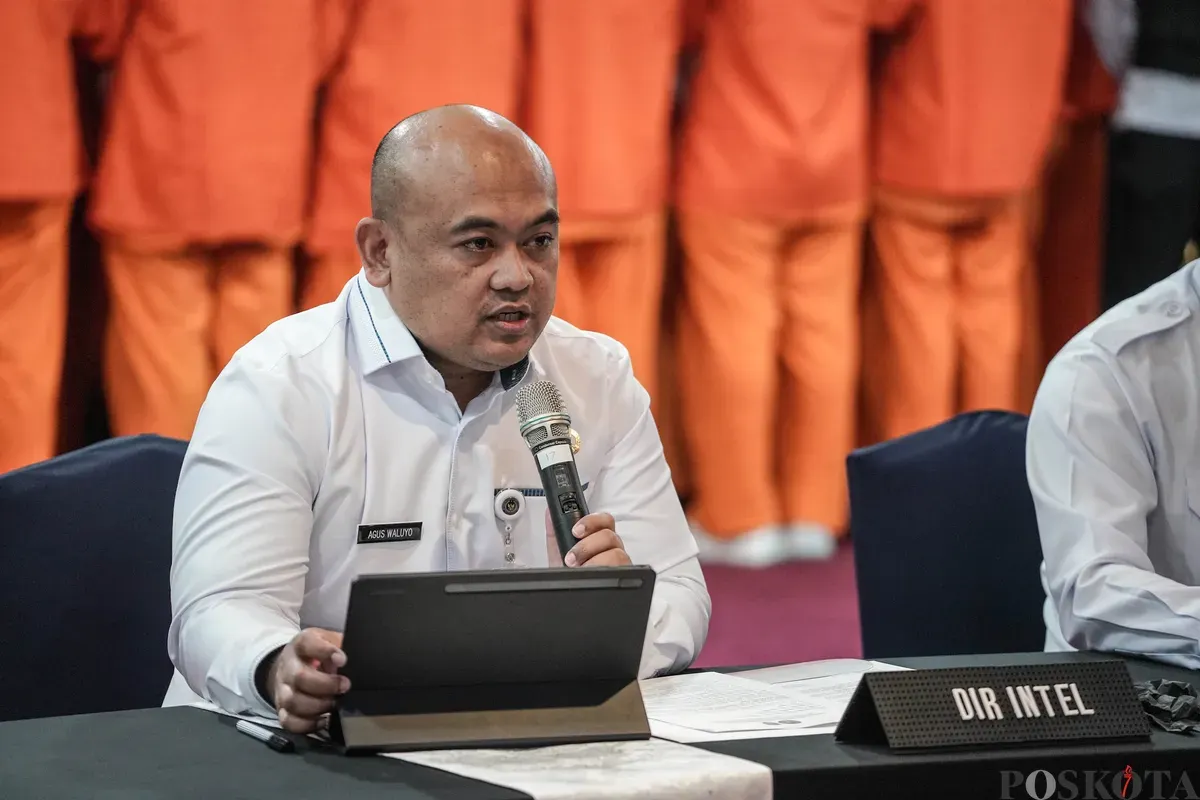 Direktur Intelijen Keimigrasian Kombes Pol. Agus Waluyo didampingi Kepala Kantor Imigrasi Batam Hajar Aswad menyampaikan keterangan pers terkait penangkapan warga negara asing (WNA) dalam kasus pelanggaran siber di Kantor Direktorat Jenderal Imigrasi, Jakarta, Selasa, 18 November 2025. (Sumber: Poskota/Bilal Nugraha Ginanjar)