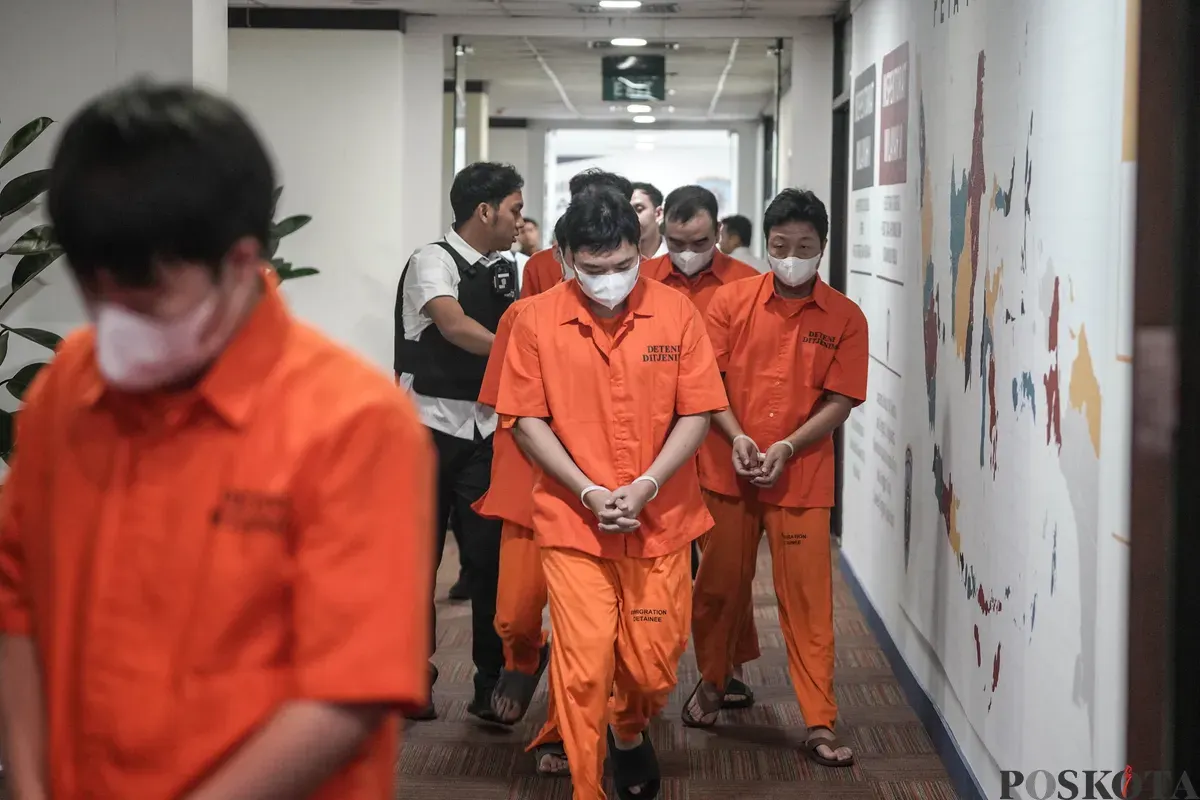 Warga negara asing (WNA) yang terjaring kasus pelanggaran siber di kantor Direktorat Jenderal Imigrasi, Jakarta, Selasa, 18 November 2025. (Sumber: Poskota/Bilal Nugraha Ginanjar)