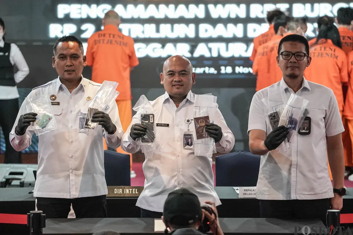 Direktur Intelijen Keimigrasian Kombes Pol. Agus Waluyo didampingi Kepala Kantor Imigrasi Batam Hajar Aswad menyampaikan keterangan pers terkait penangkapan warga negara asing (WNA) dalam kasus pelanggaran siber di Kantor Direktorat Jenderal Imigrasi, Jakarta, Selasa, 18 November 2025. (Sumber: Poskota/Bilal Nugraha Ginanjar)