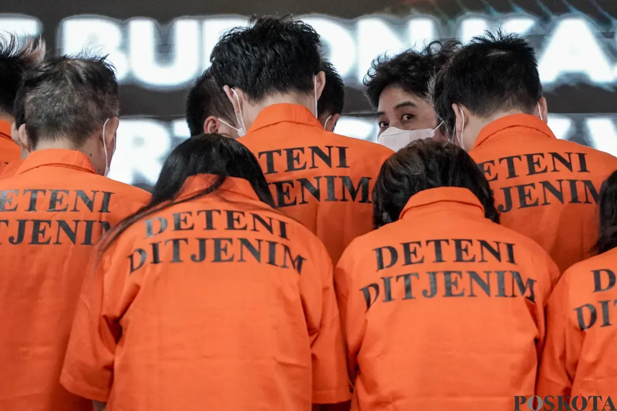 Warga negara asing (WNA) yang terjaring kasus pelanggaran siber di kantor Direktorat Jenderal Imigrasi, Jakarta, Selasa, 18 November 2025. (Sumber: Poskota/Bilal Nugraha Ginanjar)