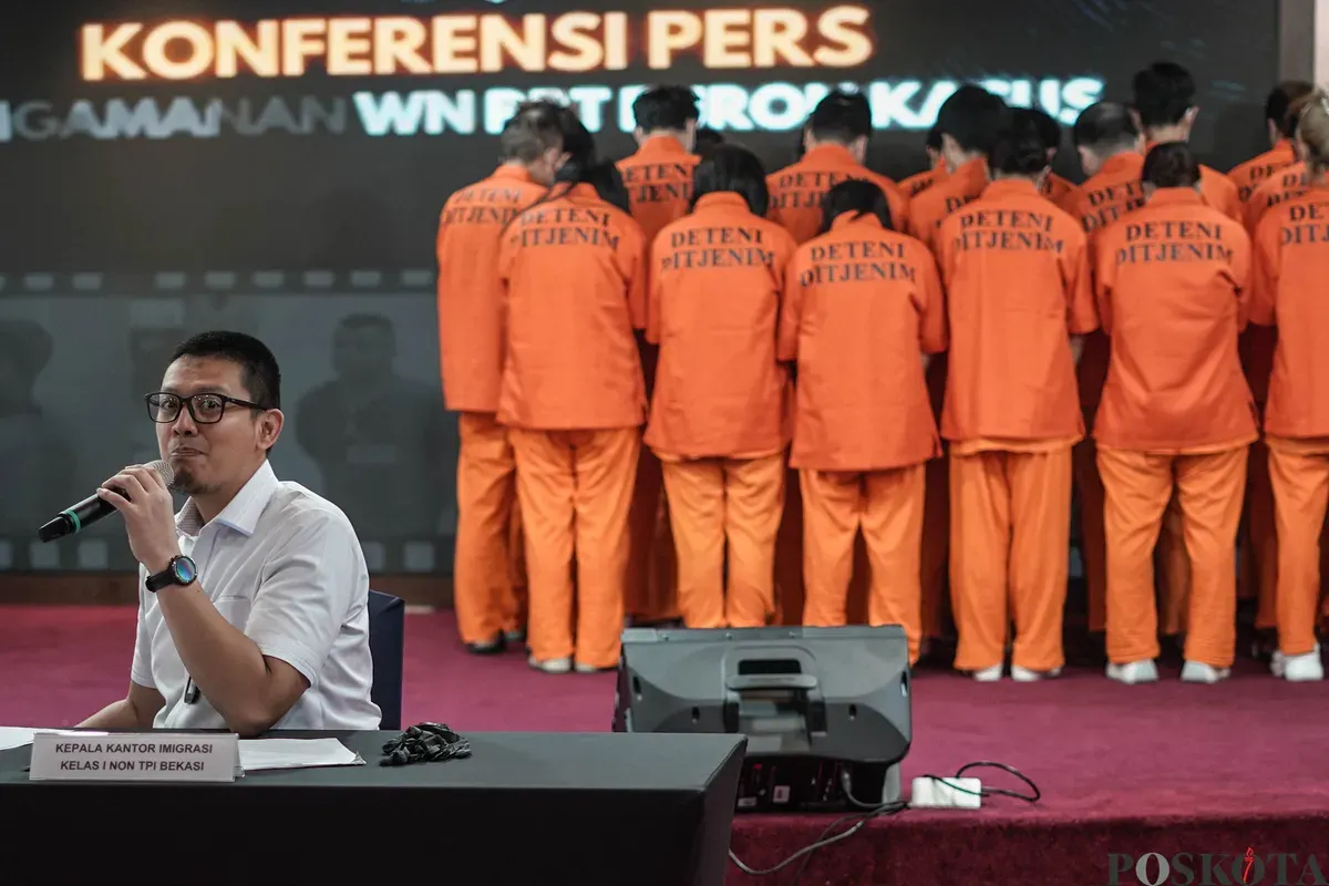 Kepala Kantor Imigrasi Batam Hajar Aswad menyampaikan keterangan pers terkait penangkapan warga negara asing (WNA) dalam kasus pelanggaran siber di Kantor Direktorat Jenderal Imigrasi, Jakarta, Selasa, 18 November 2025. (Sumber: Poskota/Bilal Nugraha Ginanjar)