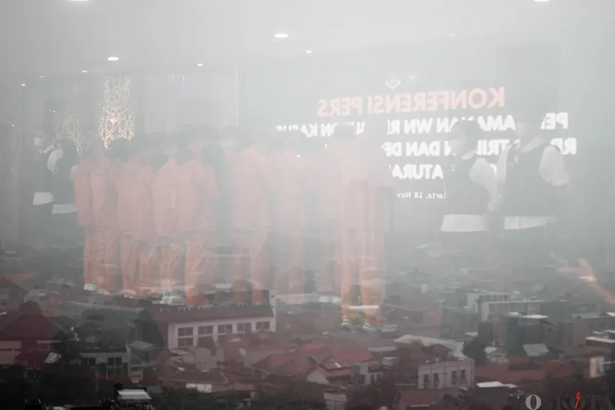 Warga negara asing (WNA) yang terjaring kasus pelanggaran siber di kantor Direktorat Jenderal Imigrasi, Jakarta, Selasa, 18 November 2025. (Sumber: Poskota/Bilal Nugraha Ginanjar)