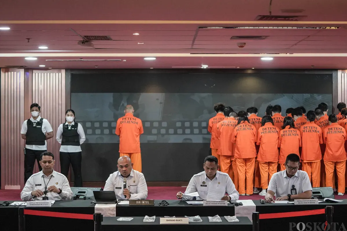 Keterangan pers terkait penangkapan warga negara asing (WNA) dalam kasus pelanggaran siber di Kantor Direktorat Jenderal Imigrasi, Jakarta, Selasa, 18 November 2025. (Sumber: Poskota/Bilal Nugraha Ginanjar)