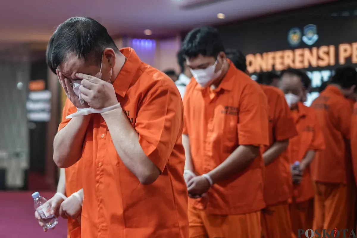 Warga negara asing (WNA) yang terjaring kasus pelanggaran siber di kantor Direktorat Jenderal Imigrasi, Jakarta, Selasa, 18 November 2025. (Sumber: Poskota/Bilal Nugraha Ginanjar)