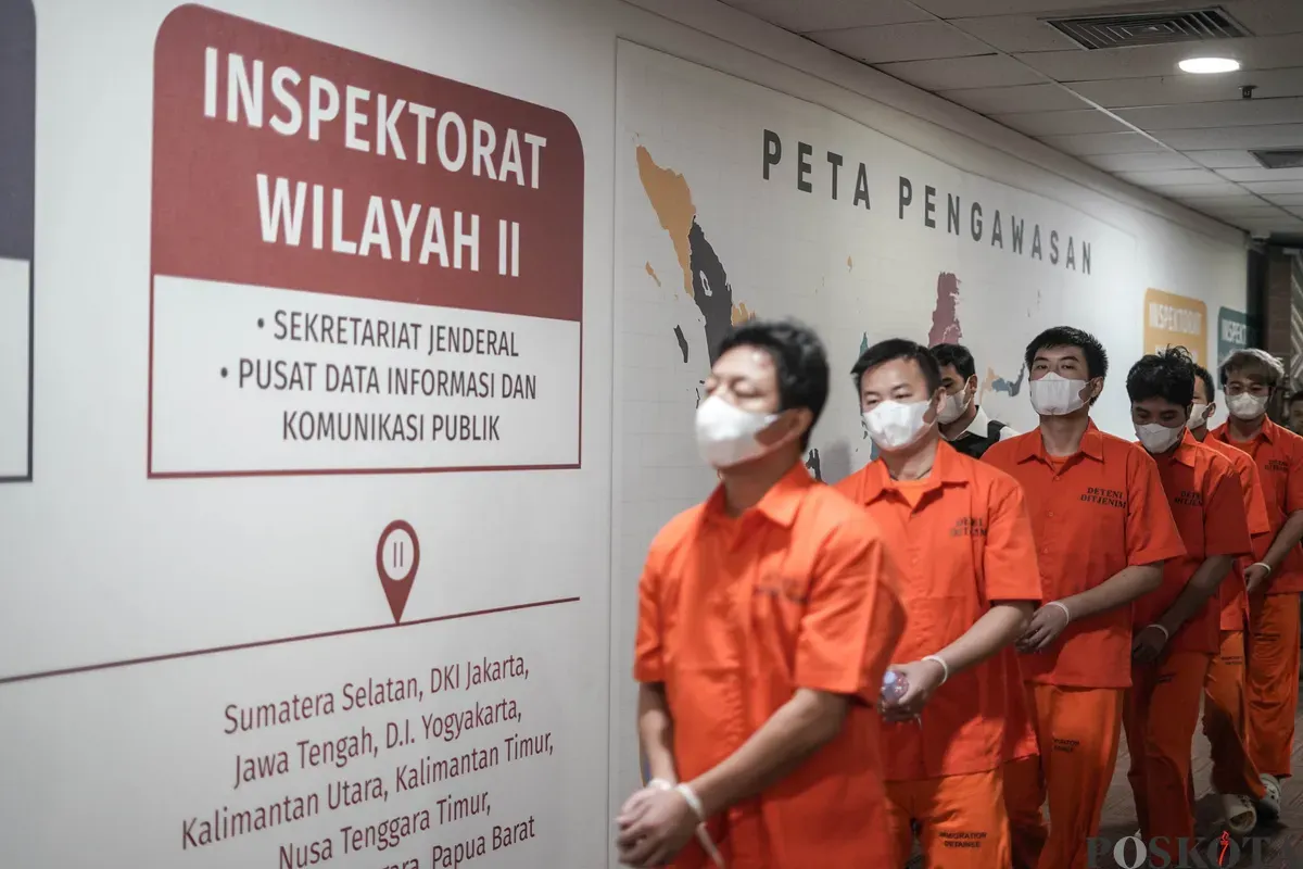 Warga negara asing (WNA) yang terjaring kasus pelanggaran siber di kantor Direktorat Jenderal Imigrasi, Jakarta, Selasa, 18 November 2025. (Sumber: Poskota/Bilal Nugraha Ginanjar)