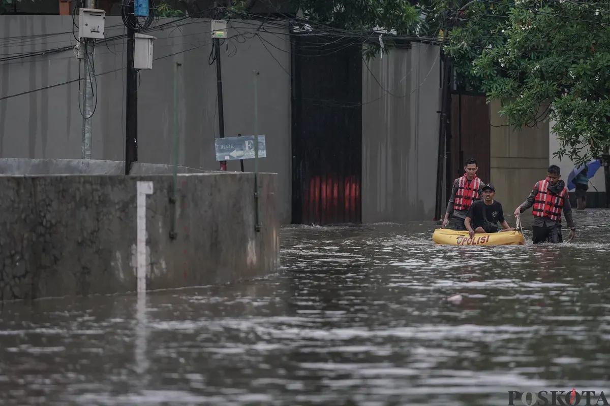 Personel polisi membantu warga saat banjir di Kompleks Polri Pondok Karya, Mampang Prapatan, Jakarta, Selasa, 18 November 2025. (Sumber: Poskota/Bilal Nugraha Ginanjar)