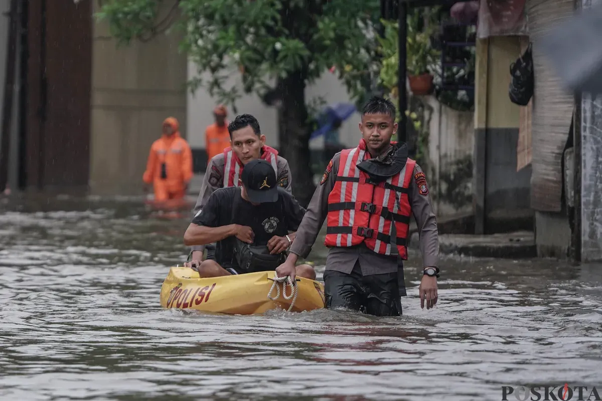 Personel polisi membantu warga saat banjir di Kompleks Polri Pondok Karya, Mampang Prapatan, Jakarta, Selasa, 18 November 2025. (Sumber: Poskota/Bilal Nugraha Ginanjar)