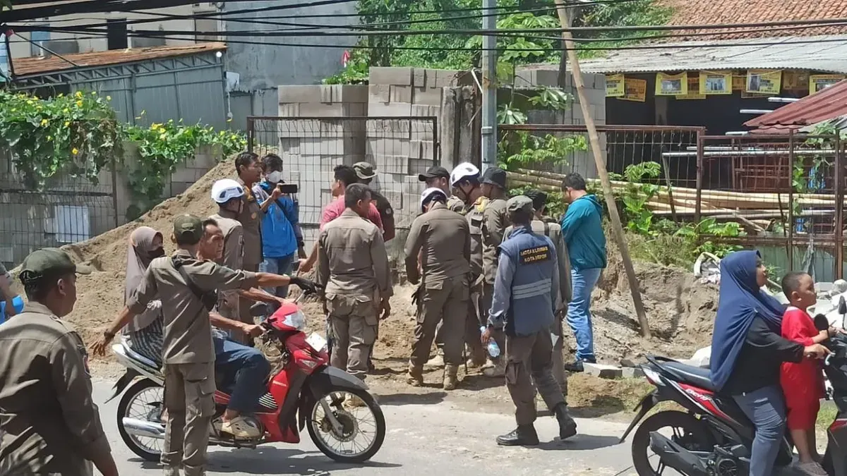 Satpol PP Kota Depok membongkar 180 bangunan liar di sepanjang Jalan Raya Cipayung, Kelurahan Bojong Pondok Terong, Kecamatan Cipayung, Rabu, 19 November 2025. (Sumber: Dok. Satpol PP Kota Depok)