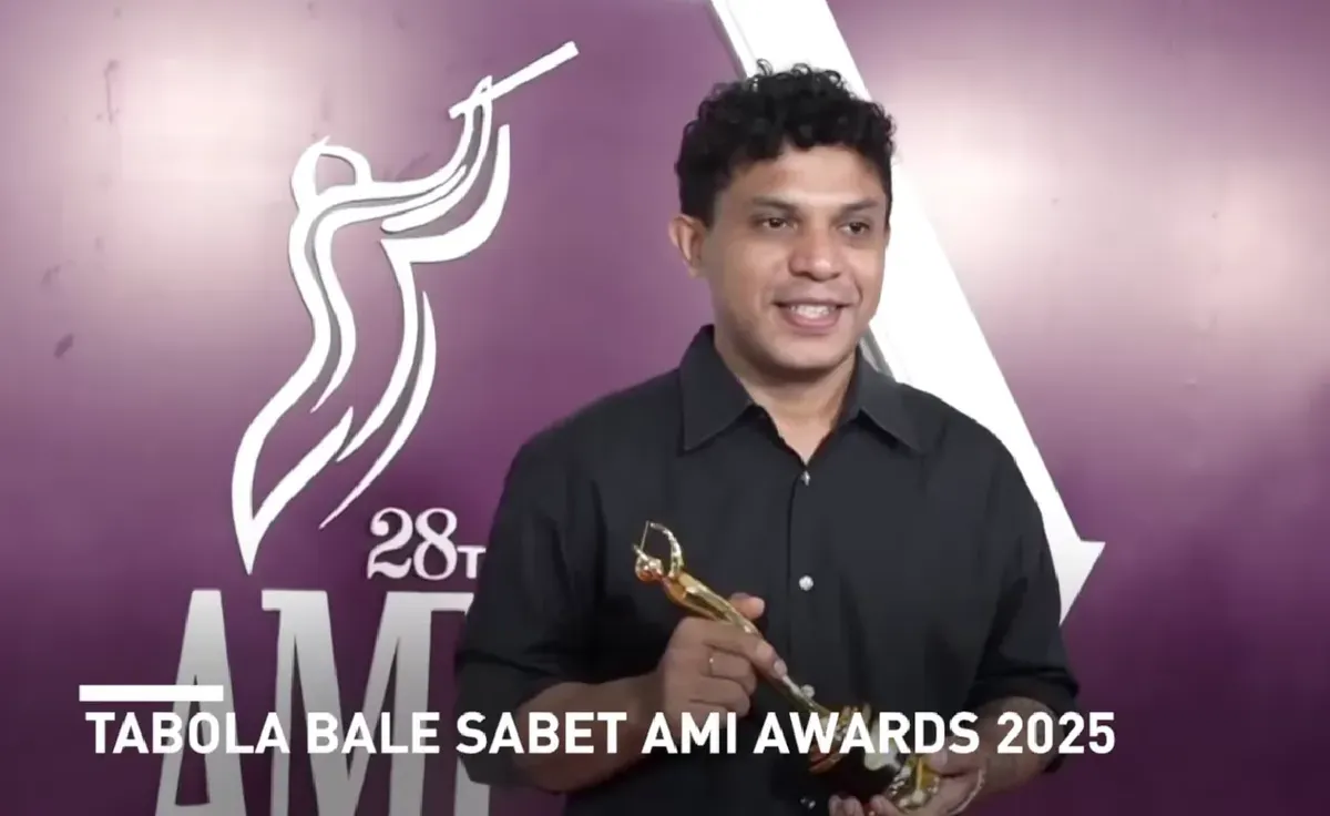 Siprianus Bhuka menerima penghargaan AMI Awards 2025 untuk kategori Pencipta Lagu Pop Terbaik melalui lagu viral Tabola Bale. (Sumber: Youtube/@GenPI co)