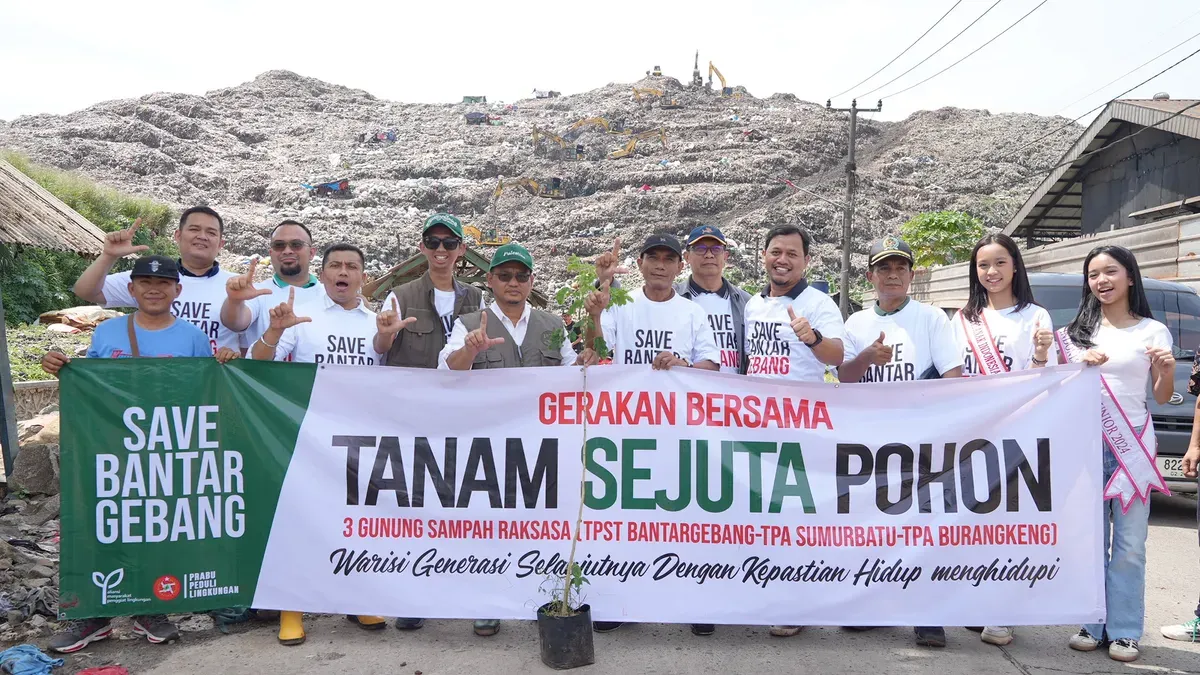 Ketua DPRD Kota Bekasi Sardi Effendi mengajak semua elemen masyarakat menjaga lingkungan saat melakukan penanaman pohon di TPA Sampah Sumurbatu, Bantargebang, Rabu, 19 November 2025. (Sumber: Dok Humas DPRD Kota Bekasi)