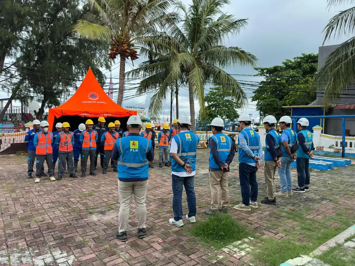 Petugas PLN bersiaga di lokasi kegiatan kenegaraan yang dilakukan Wapres Gibran di Kepulauan Seribu. (Sumber: Dok. PLN UID Jakarta Raya)