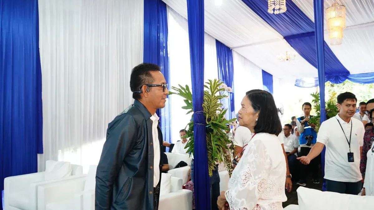 General Manager PLN UID Jakarta Raya, Moch. Andy Adchaminoerdin, berbincang dengan Ketua Umum Gerakan Ciliwung Bersih, Peni Susanti, sebelum dimulainya Penandatanganan MoU Program TOSS di Jakarta, Rabu (20/11). (Sumber: Dok. PLN UID Jakarta Raya)