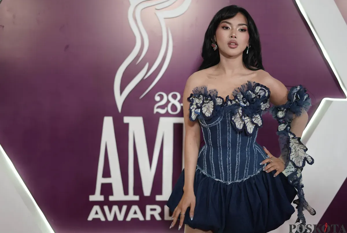 Penyanyi Shakira Jasmine berpose saat menghadiri malam Anugerah Musik Indonesia (AMI) Award 2025 di Jakarta, Rabu, 19 November 2025. (Sumber: Poskota/Bilal Nugraha Ginanjar)