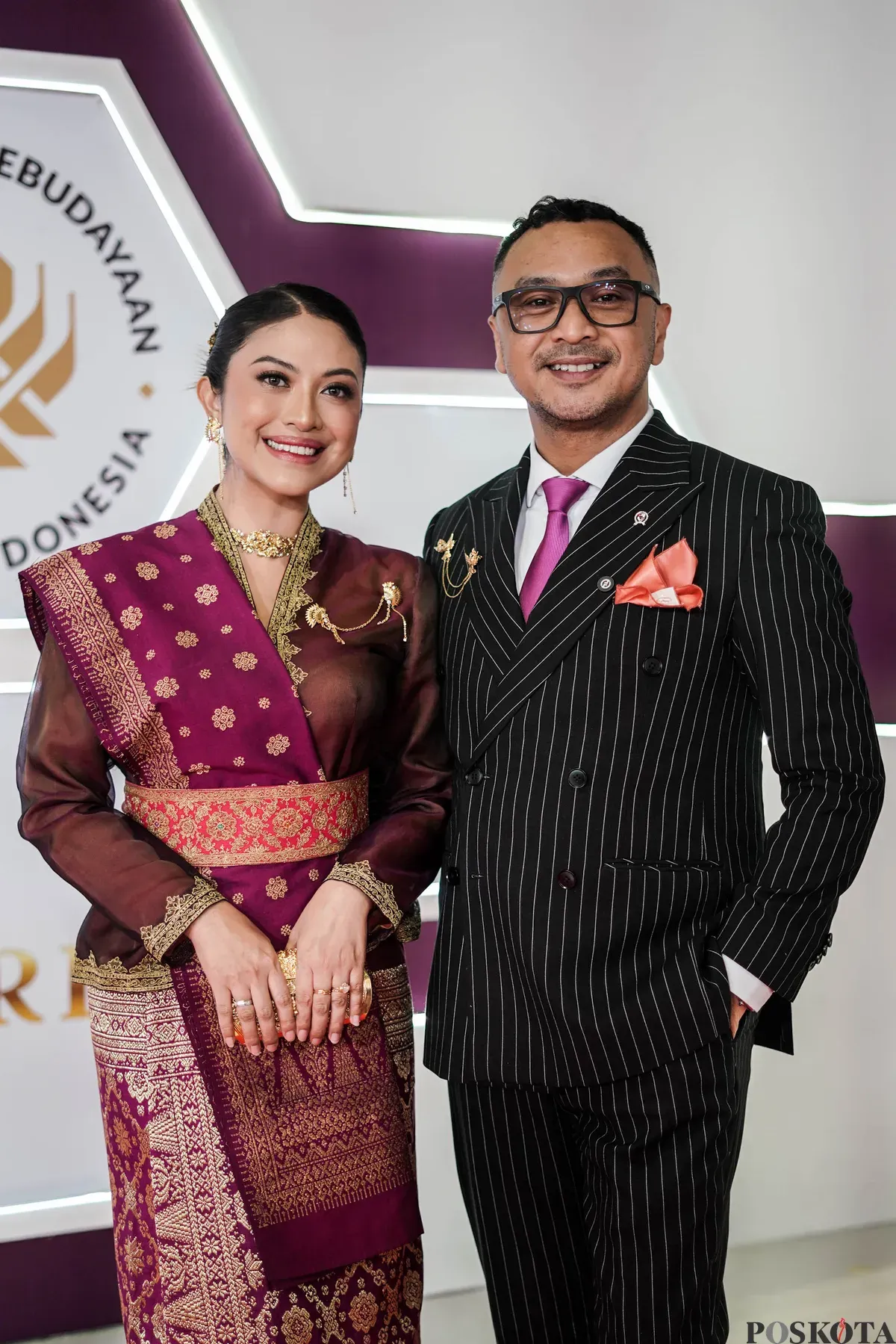 Wakil Menteri Kebudayaan Giring Ganesha didampingi istri berpose saat menghadiri malam Anugerah Musik Indonesia (AMI) Award 2025 di Jakarta, Rabu, 19 November 2025. (Sumber: Poskota/Bilal Nugraha Ginanjar)