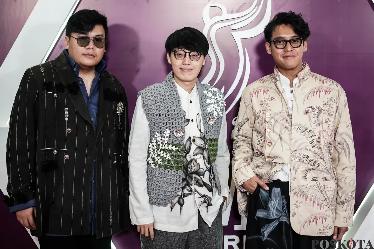 Grup musik Wijaya 80s berpose saat menghadiri malam Anugerah Musik Indonesia (AMI) Award 2025 di Jakarta, Rabu, 19 November 2025. (Sumber: Poskota/Bilal Nugraha Ginanjar)
