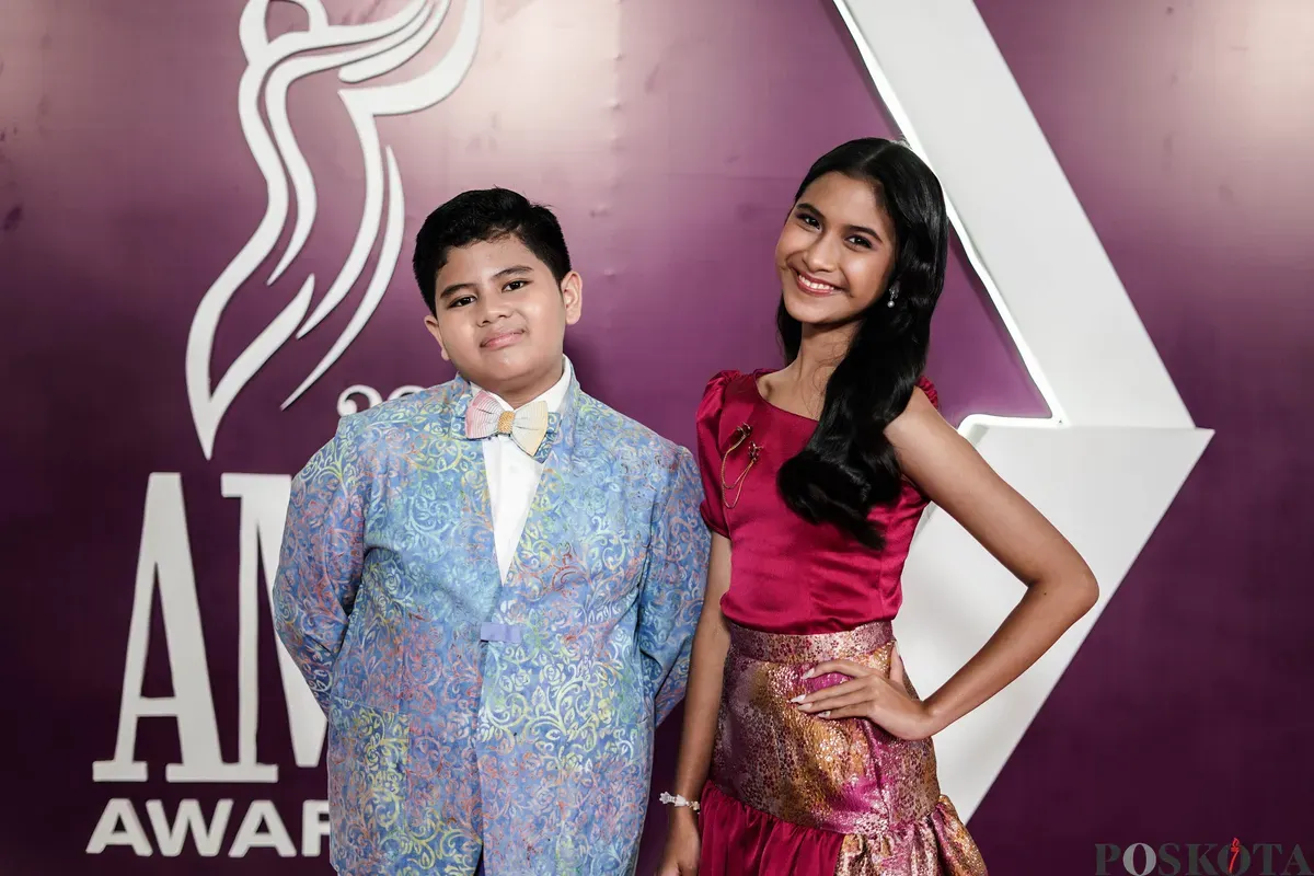 Penyanyi Prince Poetiray dan Quiin Salman berpose saat menghadiri malam Anugerah Musik Indonesia (AMI) Award 2025 di Jakarta, Rabu, 19 November 2025. (Sumber: Poskota/Bilal Nugraha Ginanjar)