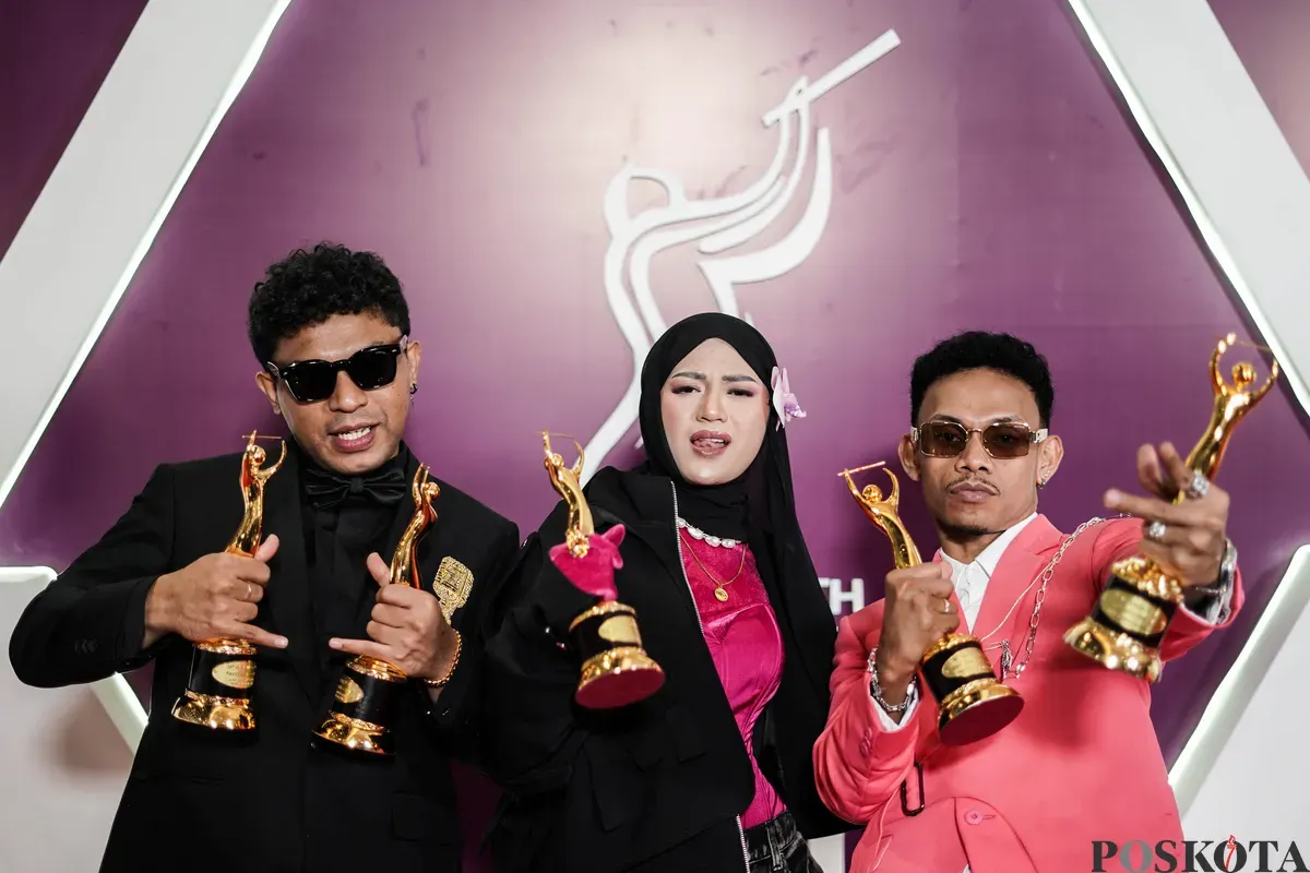 Penyanyi Siprianis Bhuka (Silet Open Up), Diva Aurel, dan Jacson Zeran berpose dengan piala saat menghadiri malam Anugerah Musik Indonesia (AMI) Award 2025 di Jakarta, Rabu, 19 November 2025. (Sumber: Poskota/Bilal Nugraha Ginanjar)