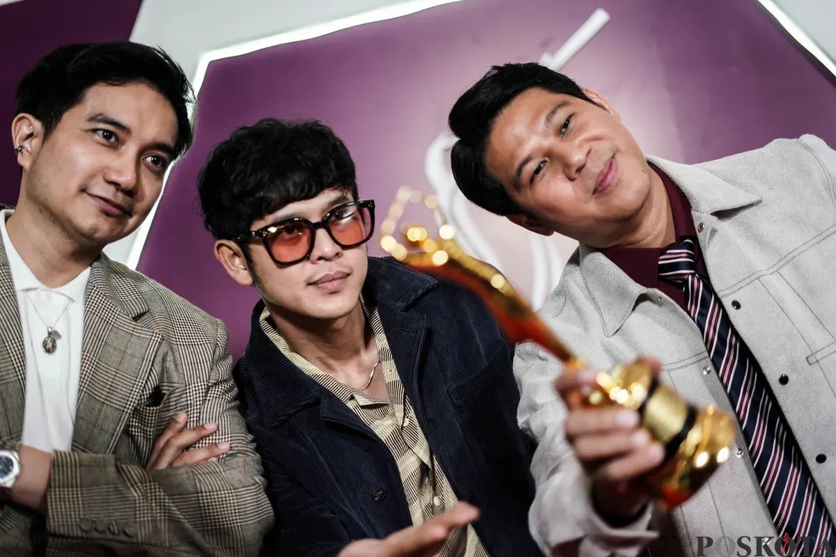 Pencipta lagu sekaligus produser rekaman Arya Raditya Ramadhya, Ilman Ibrahim dan Anindyo Baskoro (Laleilmanino) berpose dengan piala saat menghadiri malam Anugerah Musik Indonesia (AMI) Award 2025 di Jakarta, Rabu, 19 November 2025. (Sumber: Poskota/Bilal Nugraha Ginanjar)
