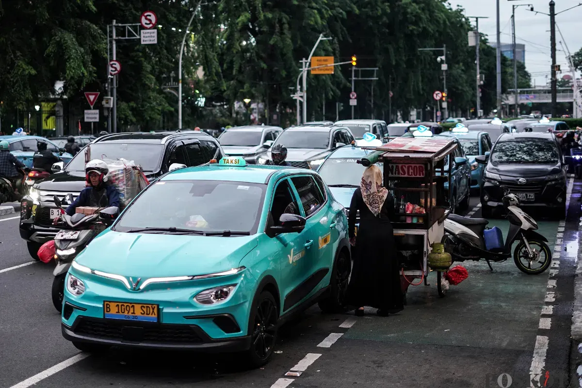 Sejumlah taksi melintas di Jalan Rasuna Said, Kuningan, Jakarta, Kamis, 20 November 2025. (Sumber: POSKOTA | Foto: Bilal Nugraha Ginanjar)