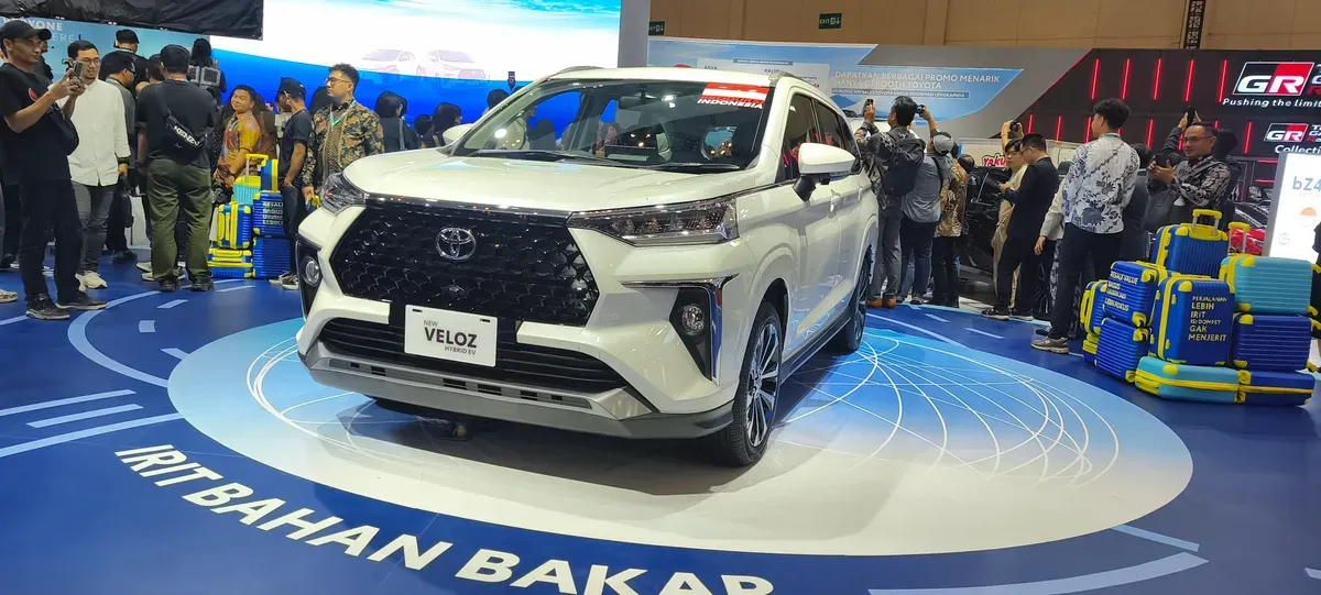 Kehadiran Veloz Hybrid menambah opsi mobil berteknologi hybrid di pasar otomotif nasional, di tengah tingginya minat masyarakat terhadap kendaraan yang lebih efisien dan ramah lingkungan. (Sumber: Poskota/Erwan Hartawan)